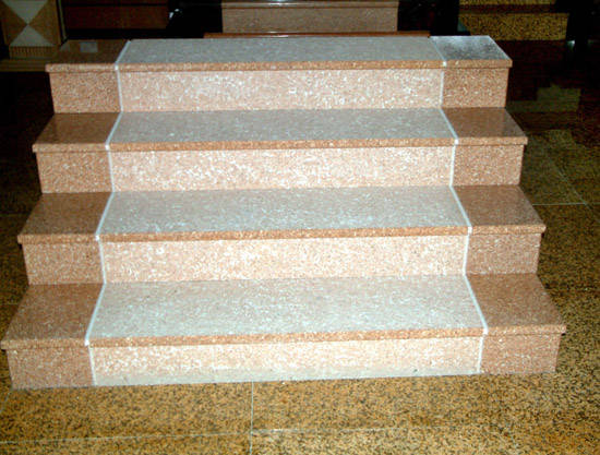 商場樓梯采用水磨石材臺面